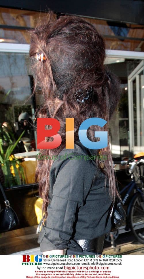 Amy Winehouse stops to use bathroom at Regent's Park