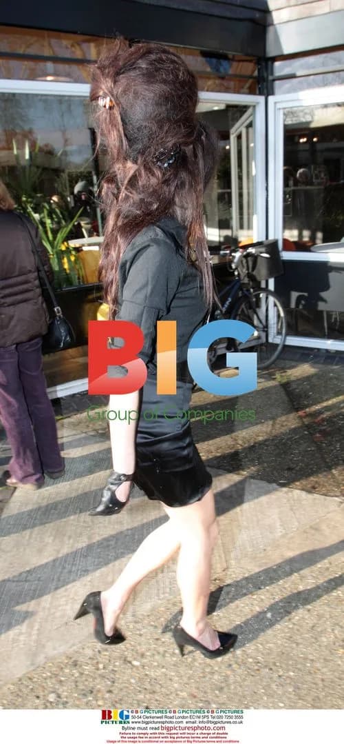 Amy Winehouse Stops for Pee in London