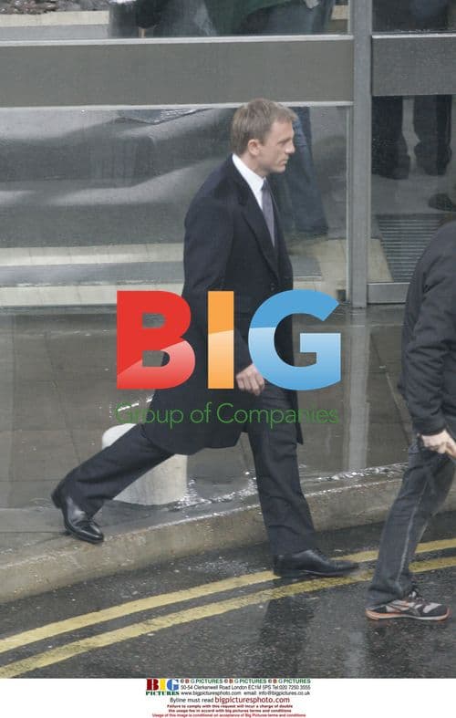 Daniel Craig on Quantum of Solace set