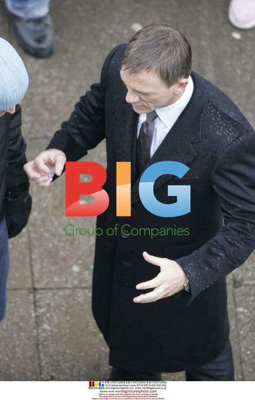 Daniel Craig on Quantum of Solace set