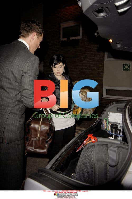 Amy Winehouse Enters Rehab with Family and Friend