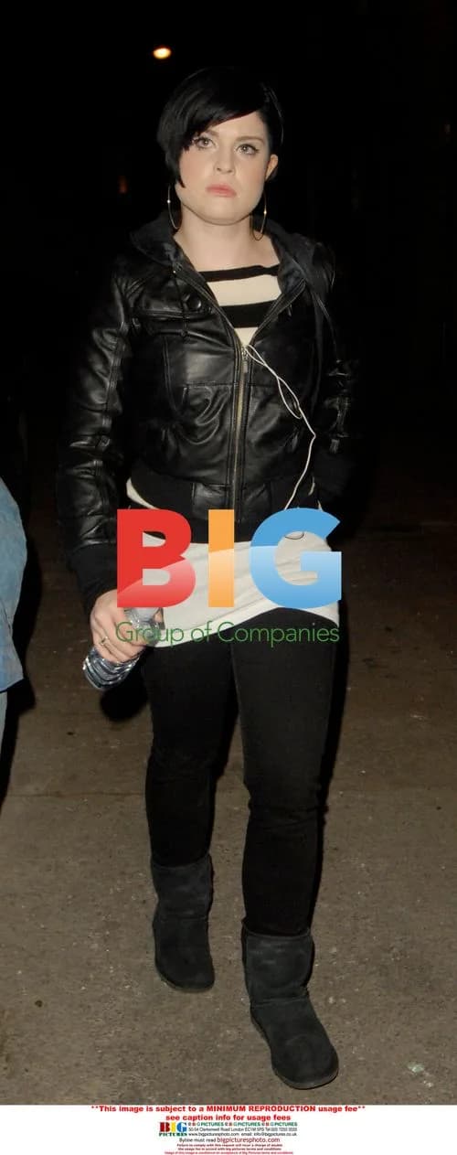 Amy Winehouse checks into rehab clinic