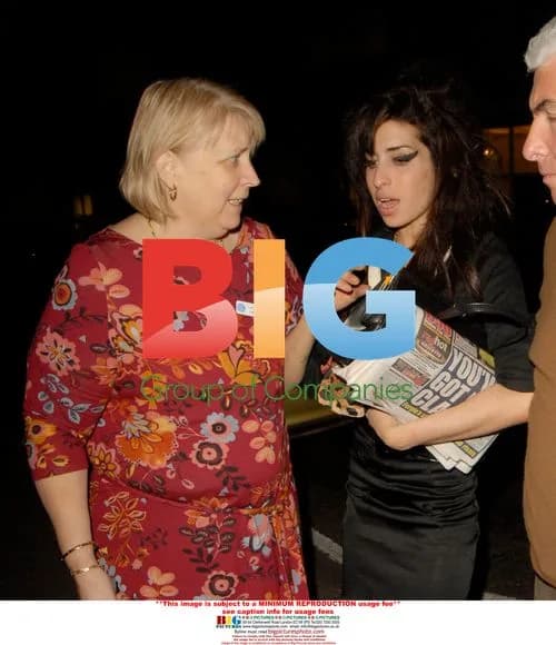 Amy Winehouse Checks Into Rehab Clinic