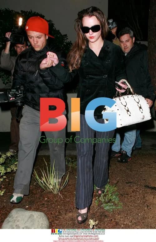 Britney Spears receives help from paparazzi