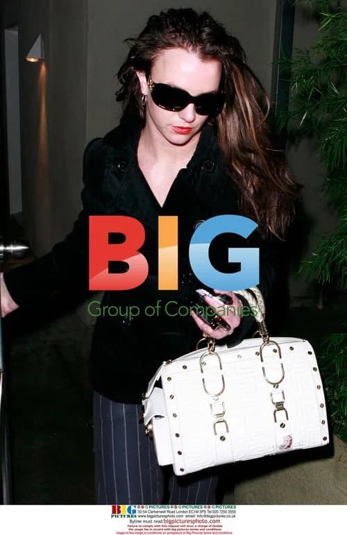 Britney Spears receives help from paparazzi