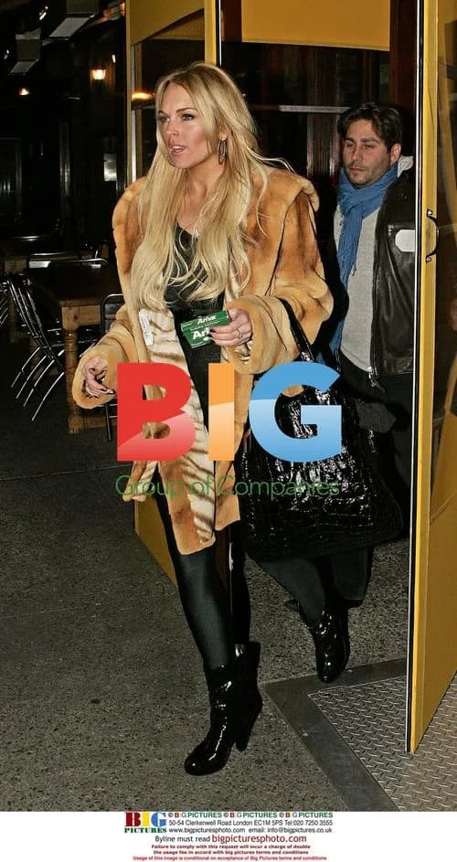 Lindsay Lohan Exits NYC Restaurant