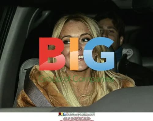 Lindsay Lohan Exits NYC Restaurant