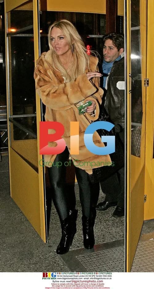 Lindsay Lohan Exits Restaurant in NYC