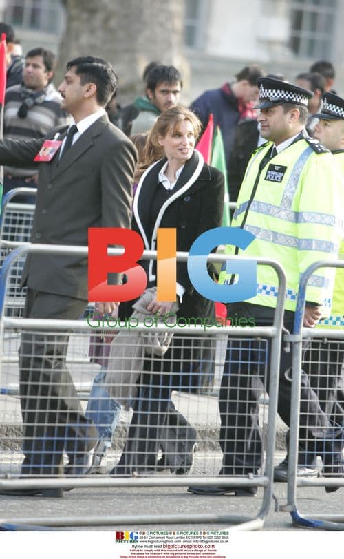 Jemima and Imran Khan attend protest in London