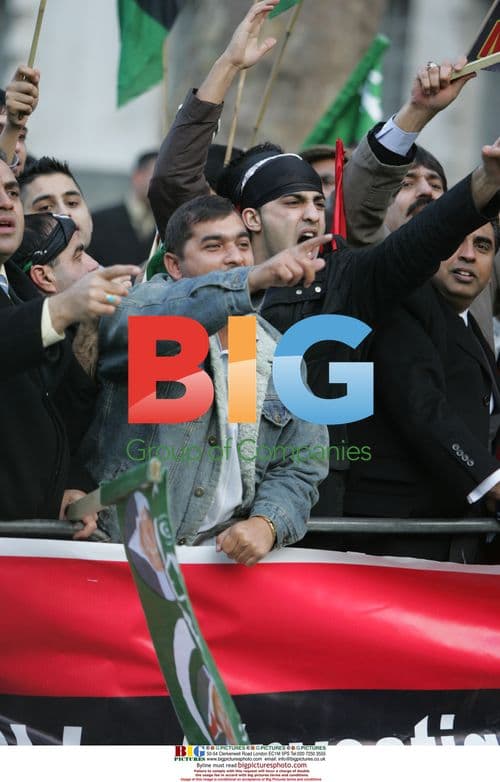 Jemima and Imran Khan attend protest in London