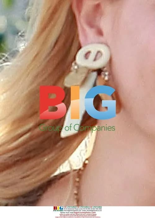 Mischa Barton Shops at Guitar Center