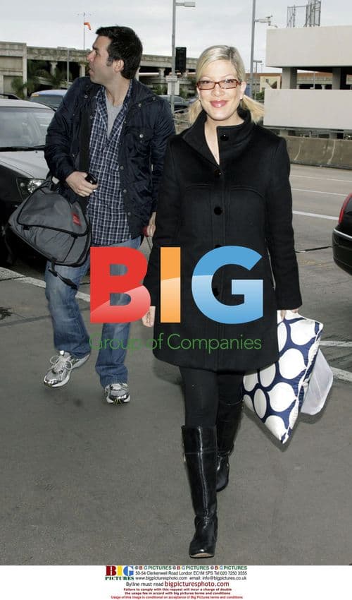 Tori Spelling Departs LAX Pregnant