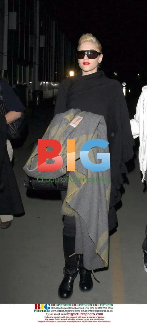 Gwen Stefani Covers Baby Bump at LAX