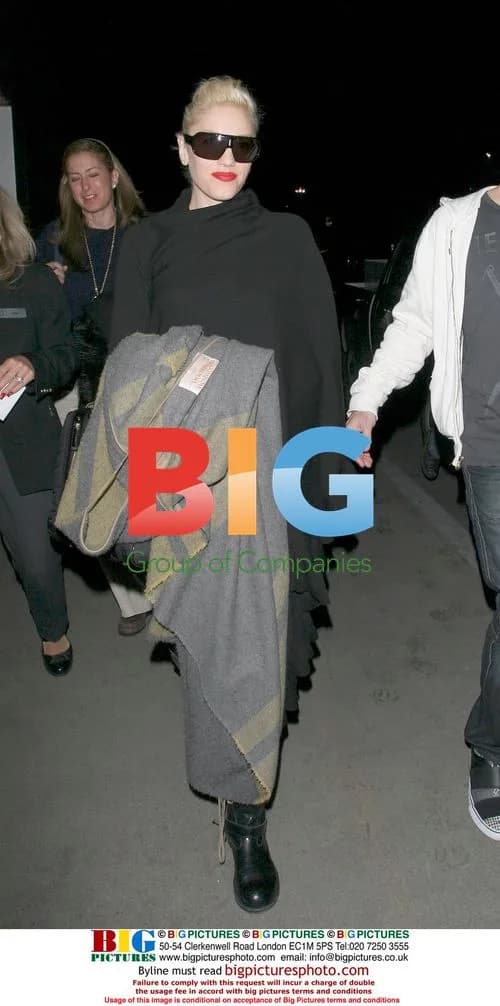 Gwen Stefani Covers Baby Bump at LAX