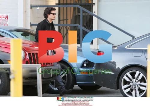 Orlando Bloom hops into Audi S6