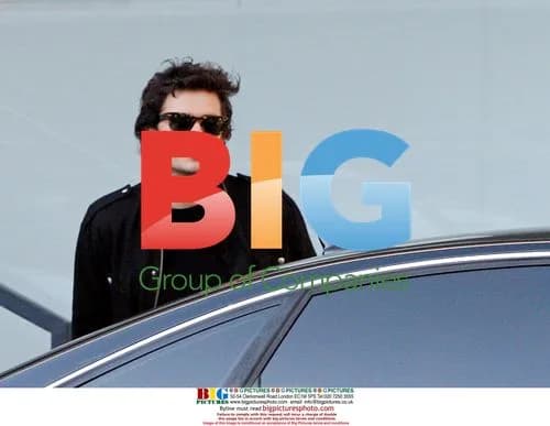 Orlando Bloom hops into Audi S6
