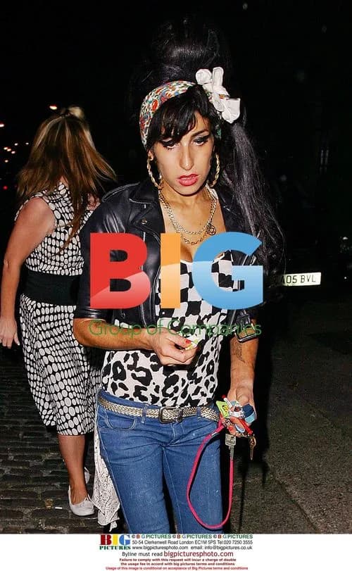 Amy Winehouse out with mystery man