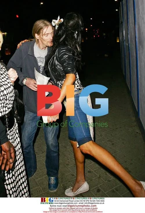 Amy Winehouse leaves with mystery man