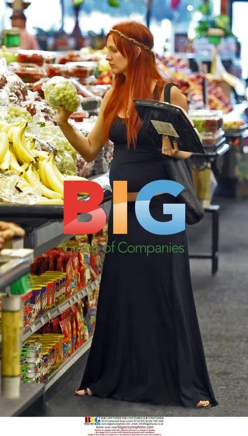 Ashlee Simpson pregnant shopping look