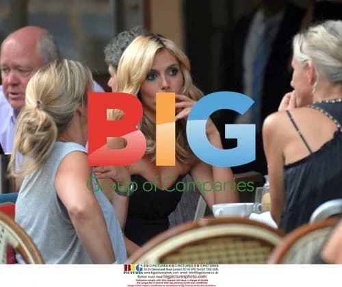 Heidi Klum has lunch with friends