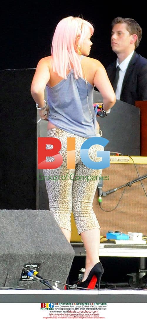 Lily Allen and Mark Ronson perform at O2 Wireless Festival 2008