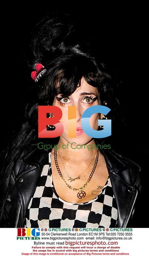 Amy Winehouse leaves home with mystery man