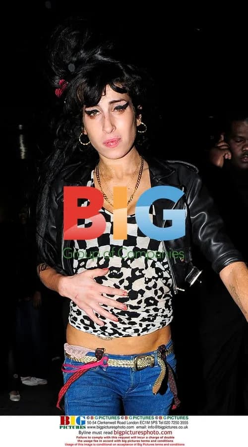Amy Winehouse leaves home with mystery man