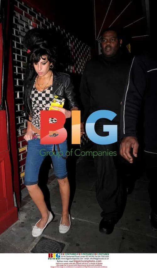Amy Winehouse Returns Home, Visits Bar