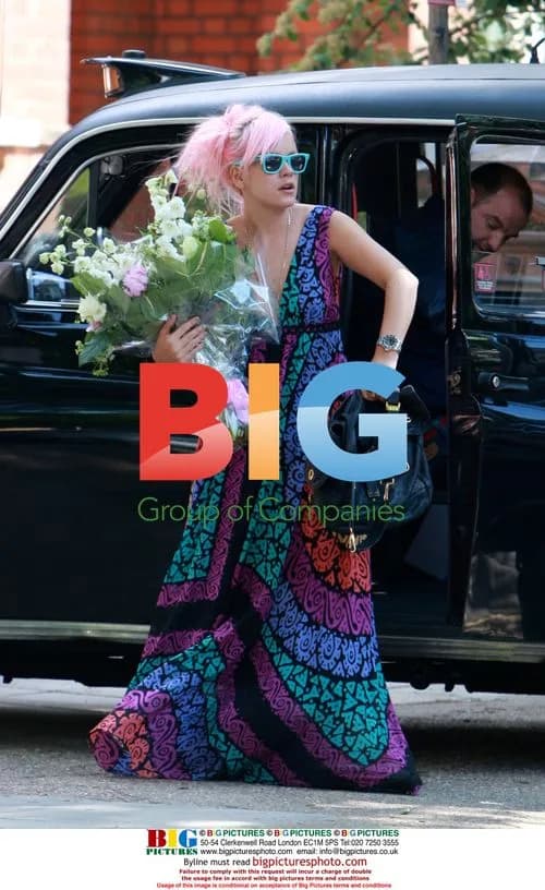 Lily Allen Runs Errands in London