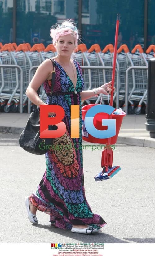 Lily Allen returns home with flowers