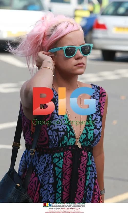 Lily Allen carrying flowers