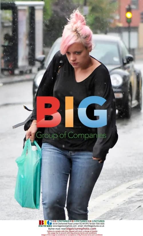 Lily Allen braves rain for shopping trip