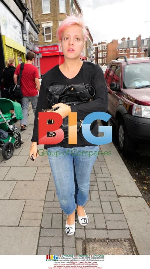 Lily Allen braves rain for shopping trip