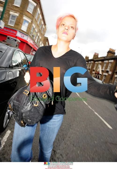 Lily Allen braves rain for shopping trip