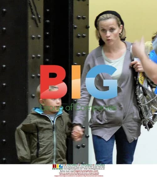 Reese Witherspoon visits Tate Gallery