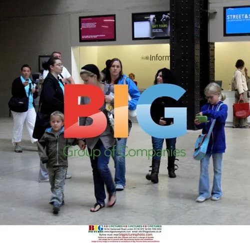 Reese Witherspoon visits the Tate Gallery