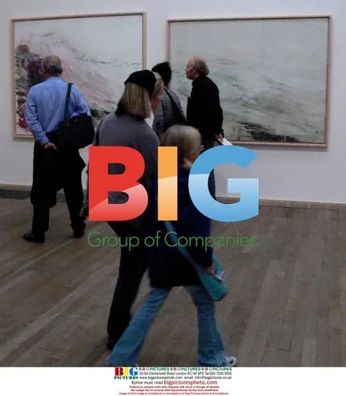 Reese Witherspoon visits Tate Gallery