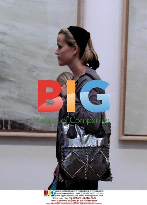 Reese Witherspoon visits Tate Gallery with kids