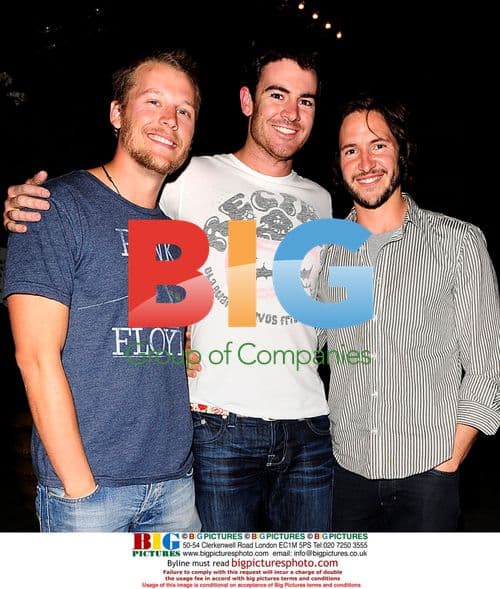 Actors from Australian soaps at London pub