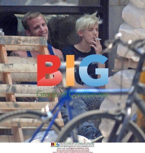 Agyness Deyn takes a smoke break