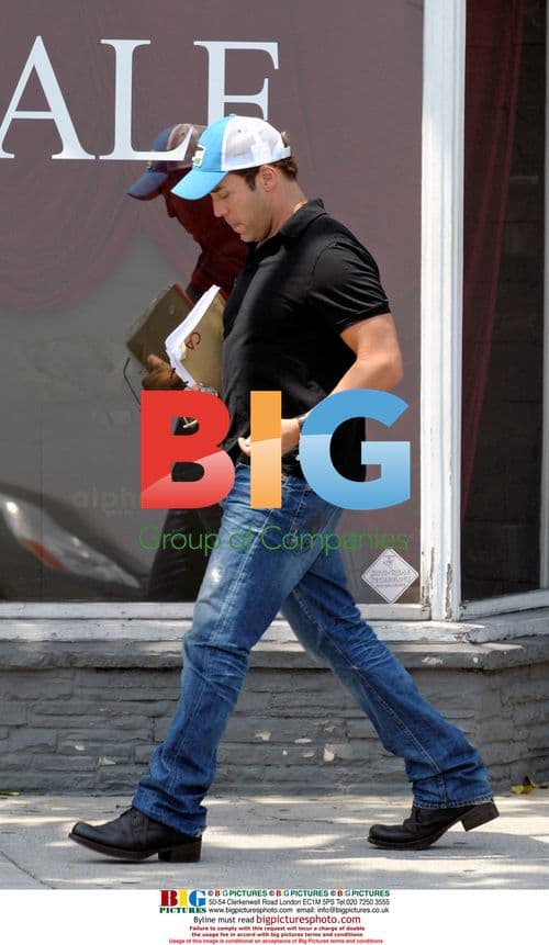 Jeremy Piven shops and jaywalks on Melrose Ave