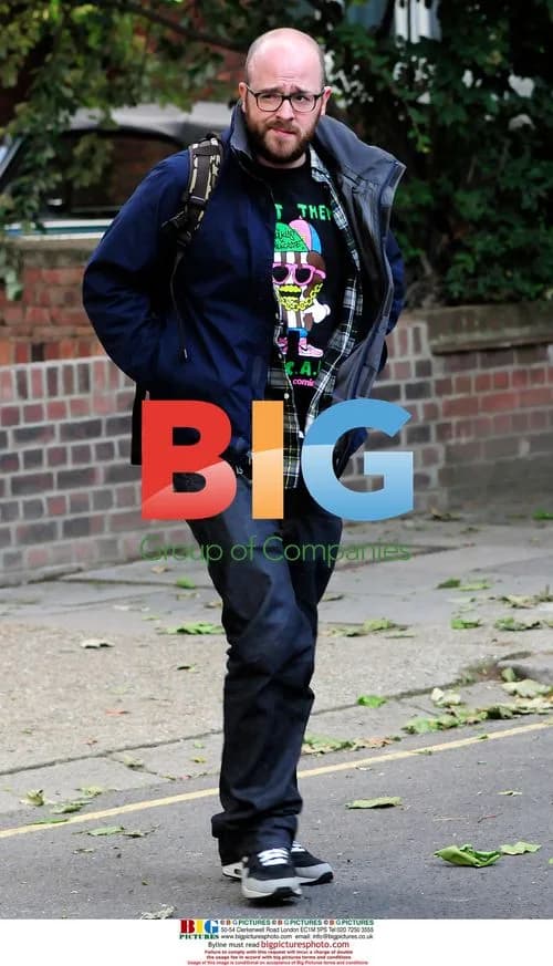 Lily Allen grabs dog food from car