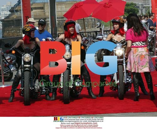 Ugly Betty cast on set