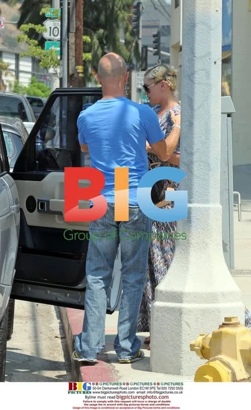 Pregnant Gwen Stefani Camera Shy in LA