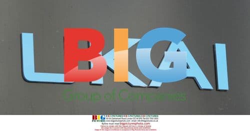 Lily Allen has near collision with bus