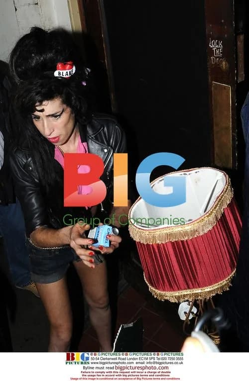 Amy Winehouse leaving bar with lamp