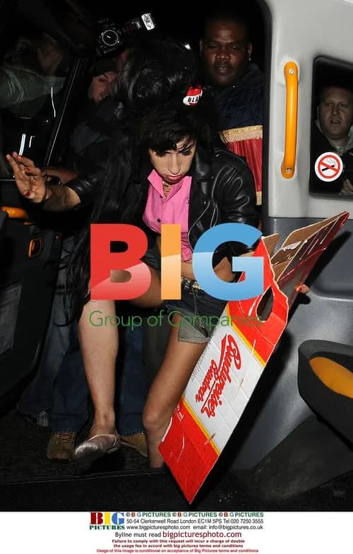 Amy Winehouse leaves bar with security
