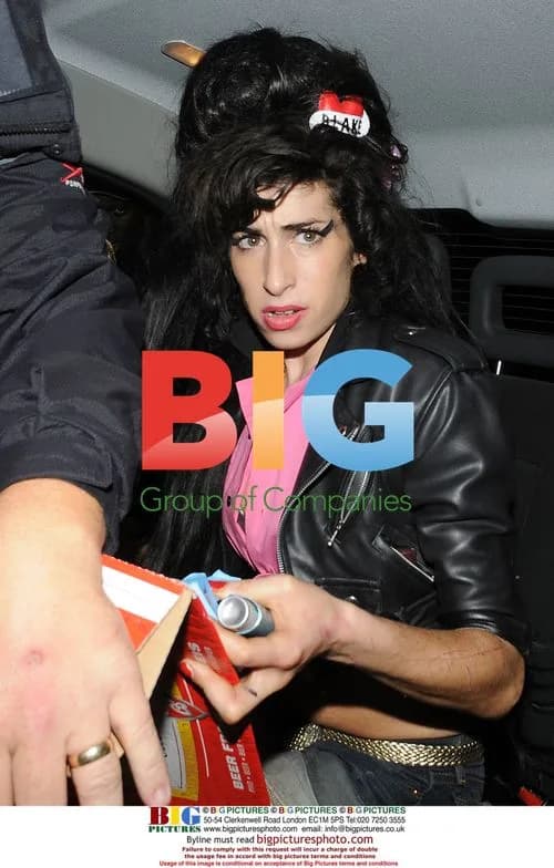 Amy Winehouse leaves bar with items