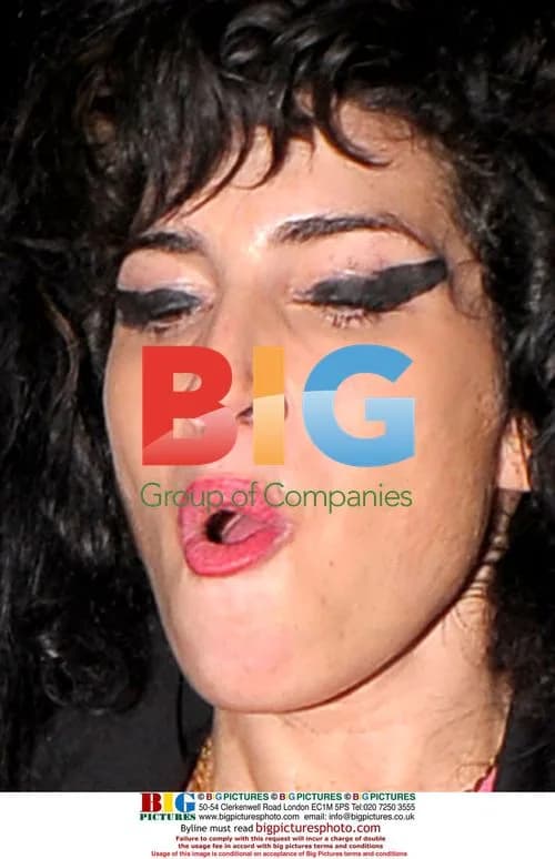 Amy Winehouse leaves bar with lamp, hits photographers