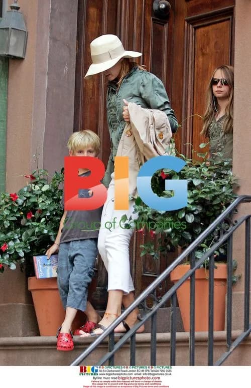 Uma Thurman and family depart NY apartment